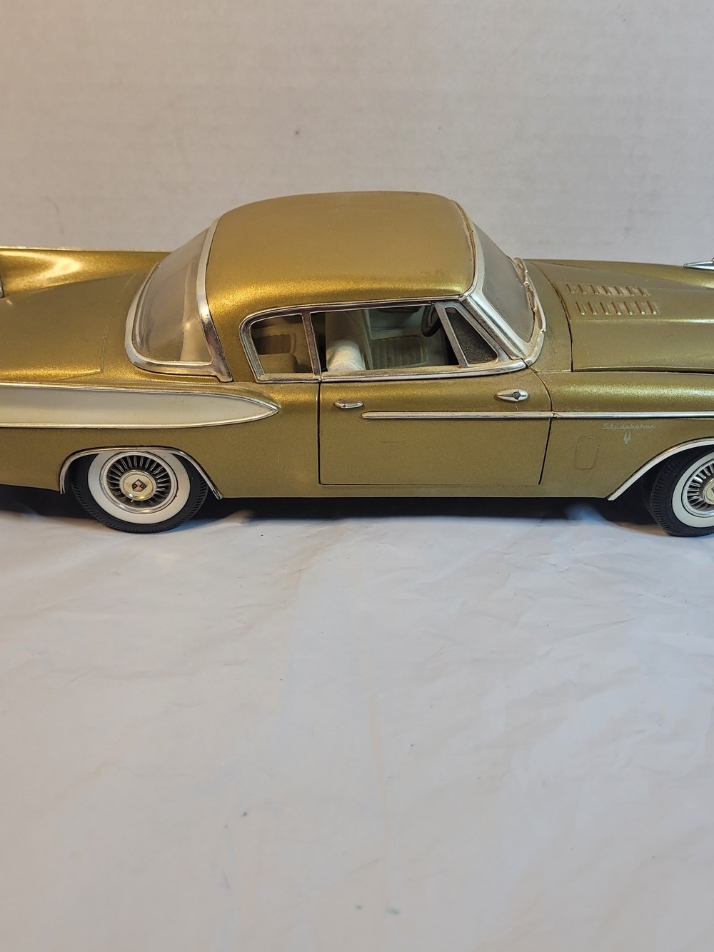 Anson 1957 Studebaker Golden Hawk Gold 1:18 Die Cast (AA)